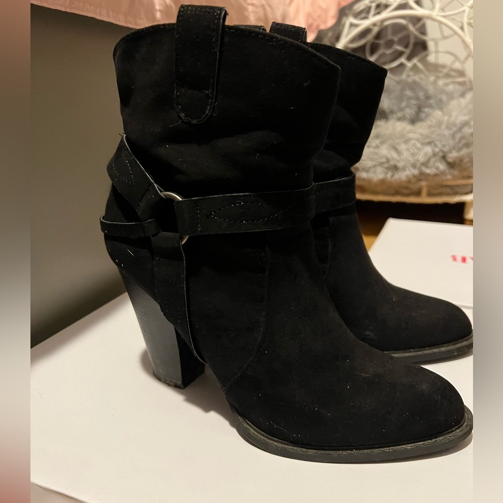 Black heel booties